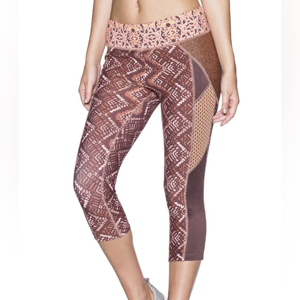 Maaji Sound of Soul Capri Leggings Women’s Small Brown Pink Geometric Print